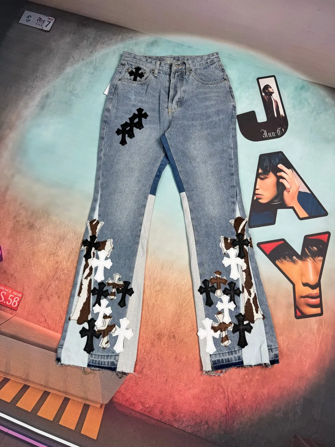 🅿️310 🔘Model number-KL103 🔘𝐂𝐡𝐫𝐨𝐦𝐞 𝐇𝐞𝐚𝐫𝐭 joint name 𝐆𝐀𝐋𝐋𝐄𝐑𝐘 𝐃𝐄𝐏𝐓. 🔘Cro Heart CH Heavy Industry Horsehair Spliced Flared Leather Jeans* 7*7 tannin 13.5 ammonia blue cow fabric, spliced with different colors of distressed denim, complete set of tannin washing processes such as stone grinding, desizing, malaysian, hand rubbing, hanging grinding, fermentation washing, full spray, cat suede, etc. The genuine leather cross is made of natural horse hair and first-layer sheepskin. Because of the natural color of horse hair, different parts of the fur have different shades, and each pair is different, which is different from the imitation leather on the market. Each pair is the same; because the trousers are custom-made cross genuine leather trousers, they need to be disassembled many times, which is troublesome to sew and the shipment is very slow. Size: S M L XL (28.30.32.34) Color: Blue
